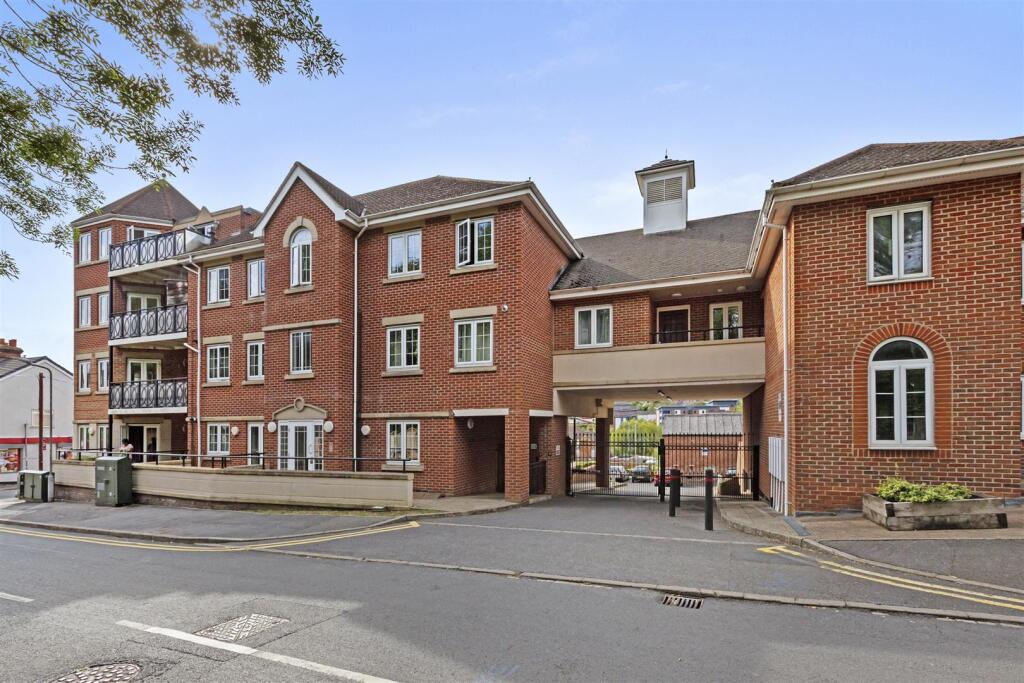 2-bed flat on Hamilton Road, High Wycombe, £240,000