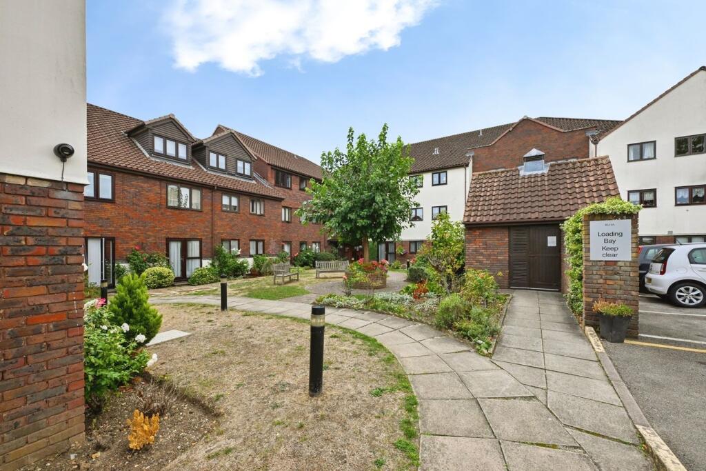 1-bed house on Farm Hill Road, Waltham Abbey, EN9, £130,000