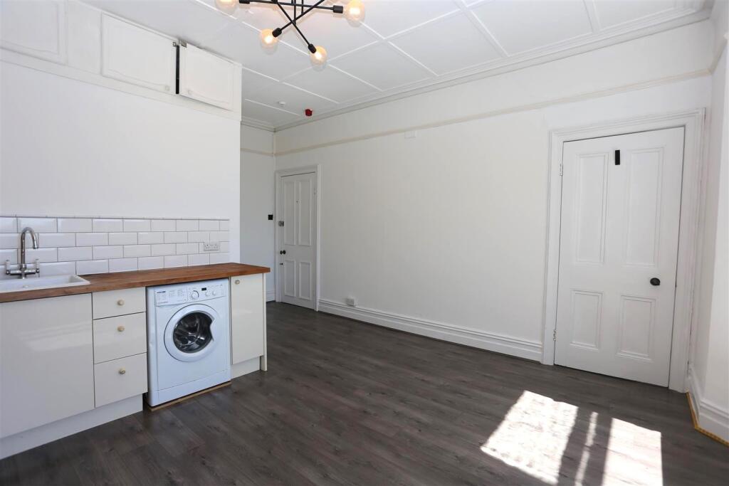 Apartment in Hove, Brighton and Hove - View 4