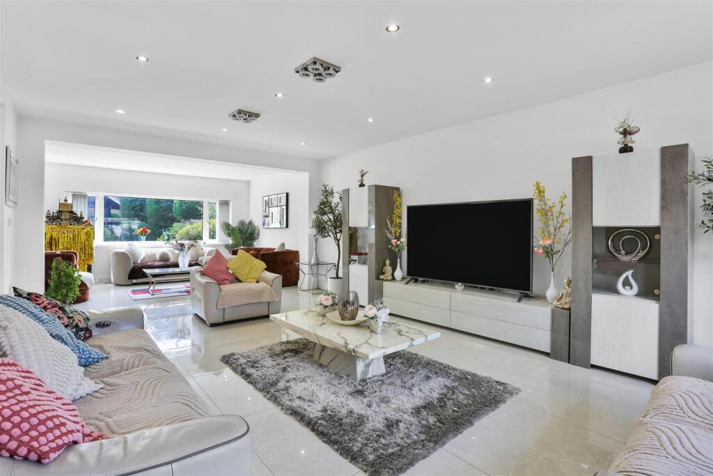 House in Sutton - View 2
