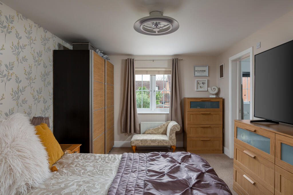 Newman Road, Horley, Surrey, RH6 photo 4