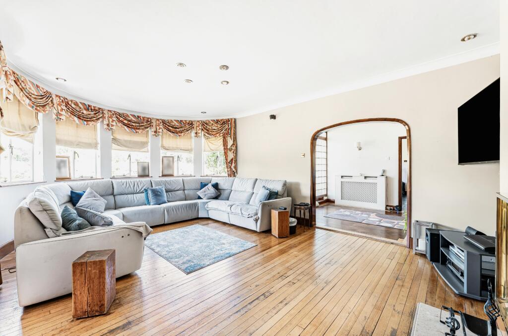 Heath Drive, Romford, RM2 photo 2