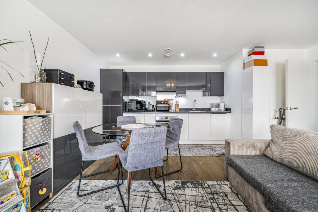 Apartment in Southall - View 3