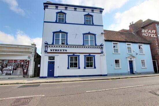 2-bed flat on 11C, East Street, Havant, PO9 1AA, £200,000