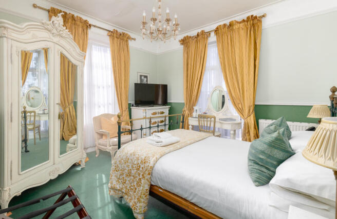 Albert Cottage Hotel, York Avenue, East Cowes, Isle of Wight PO32 6BD