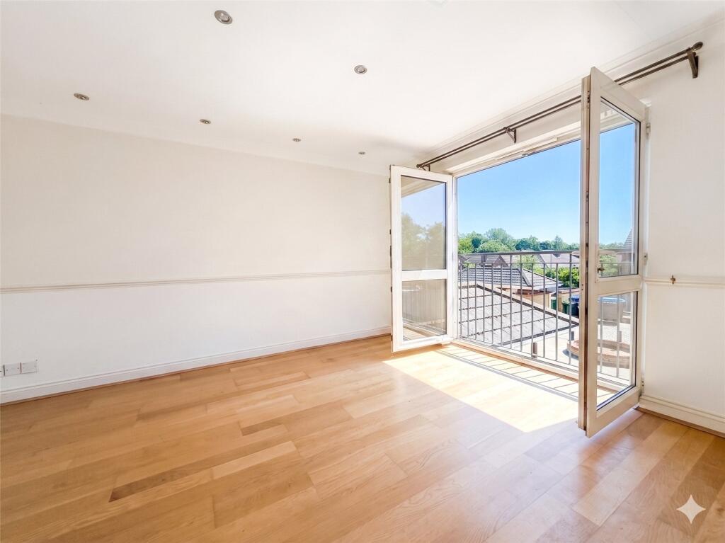 Apartment in Surrey Heath, Surrey - View 2