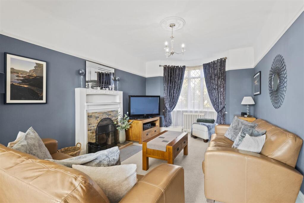 House in Eastbourne, Motcombe - More