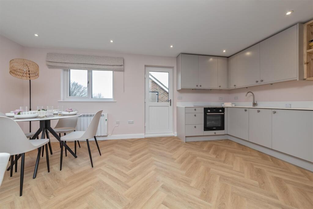 Apartment in St Albans, Fleetville - More