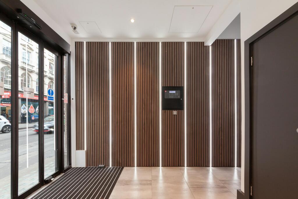 4750 Margaret Street Entrance Hall 03.jpg