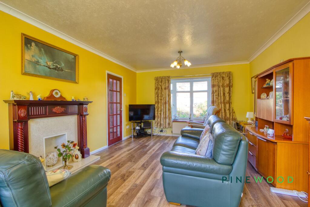 House in North East Derbyshire, Holmgate, Clay Cross - More