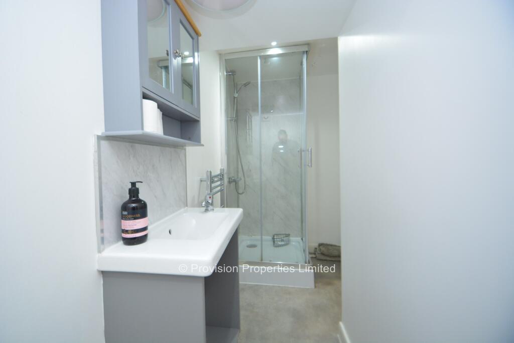6 bedroom terraced house for rent