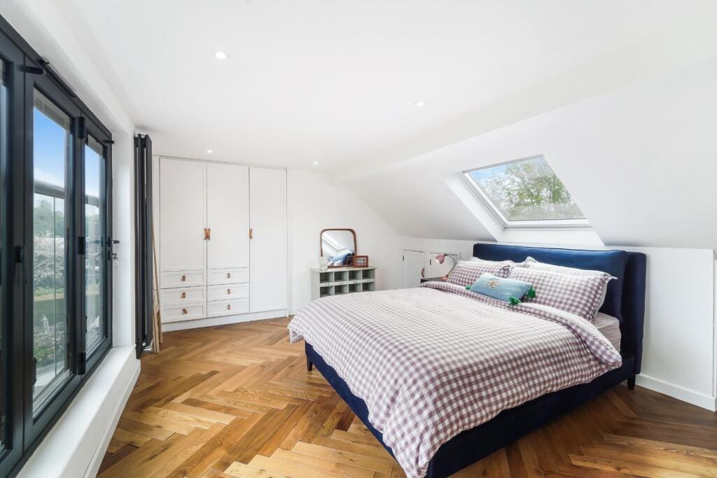 House in Epsom, Nork - More