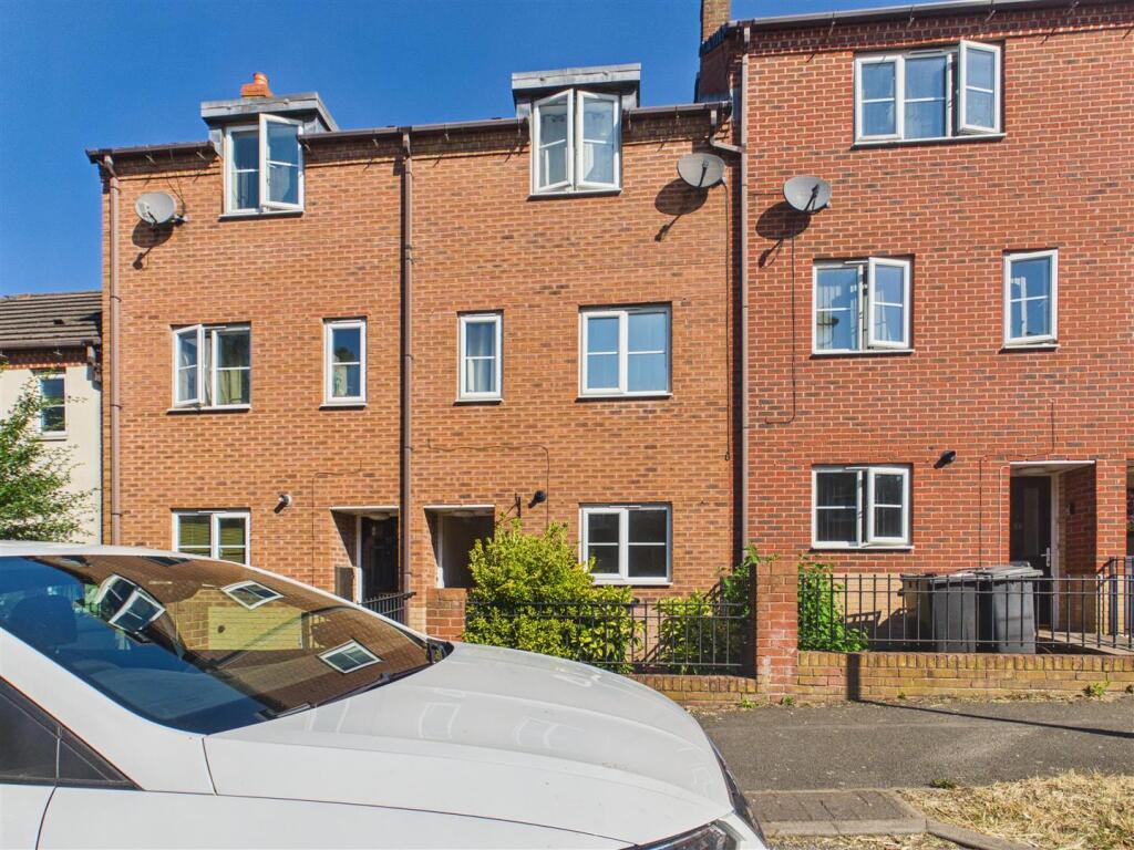 Main image of property: Spruce Road, Nuneaton * VACANT WITH NO UPWARD CHAIN *