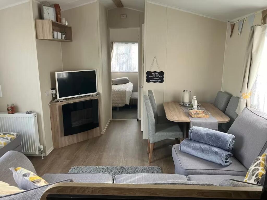 Two Bed Private Sale Willerby Mistral, Homing Park, Seasalter, Whitstable, Kent, CT5 4BU photo 4