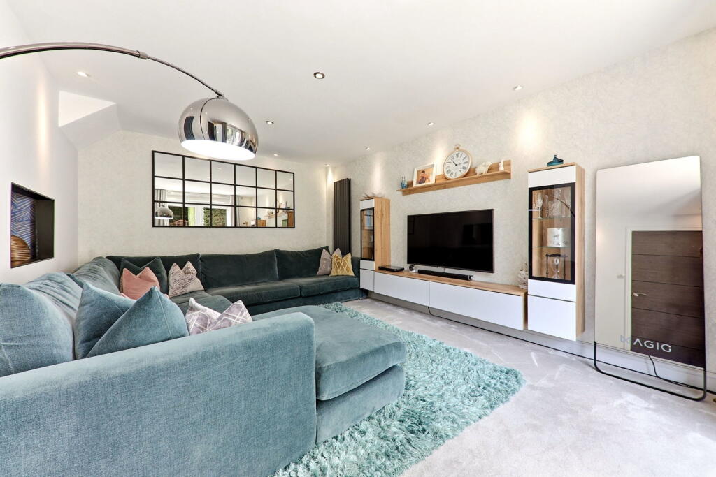 Holtdale Grove, Cookridge, Leeds, LS16 7RZ photo 4