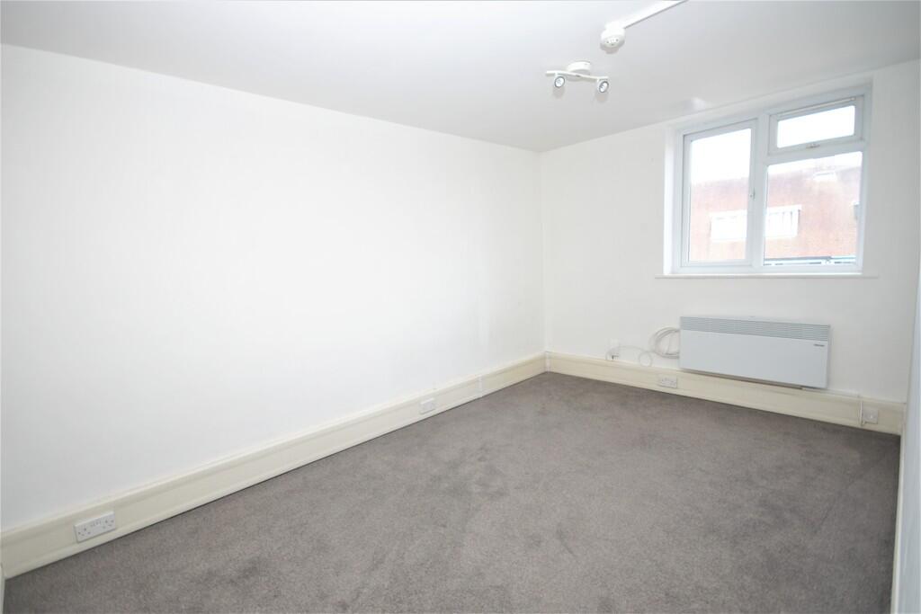 Apartment in Pinner, Eastcote, London Borough of Hillingdon - View 4