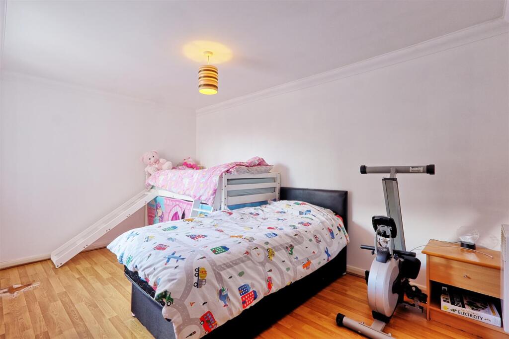 Apartment in Southend-on-Sea - View 5