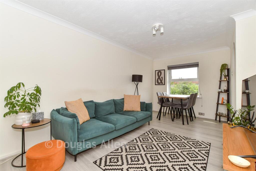 Apartment in Romford - View 4