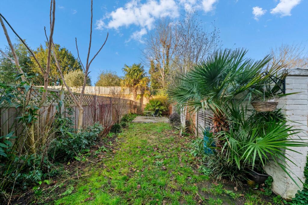 Linden Close, Thames Ditton, KT7 photo 3
