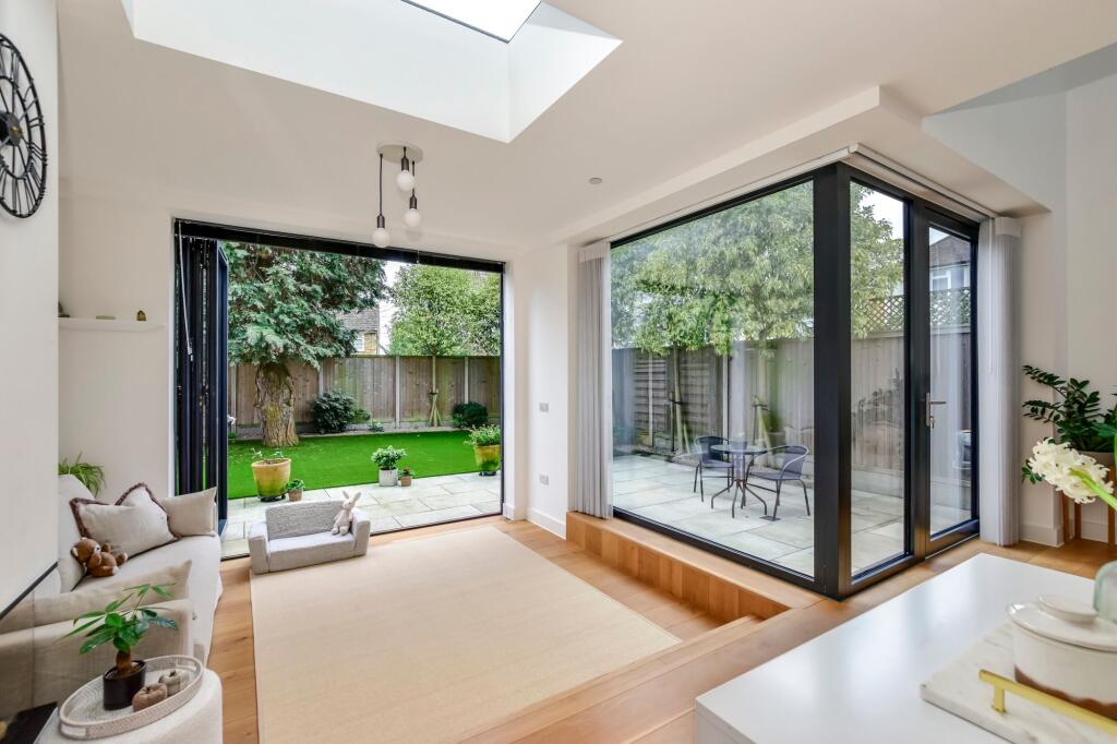Woodside Mews Watford WD25 photo 4