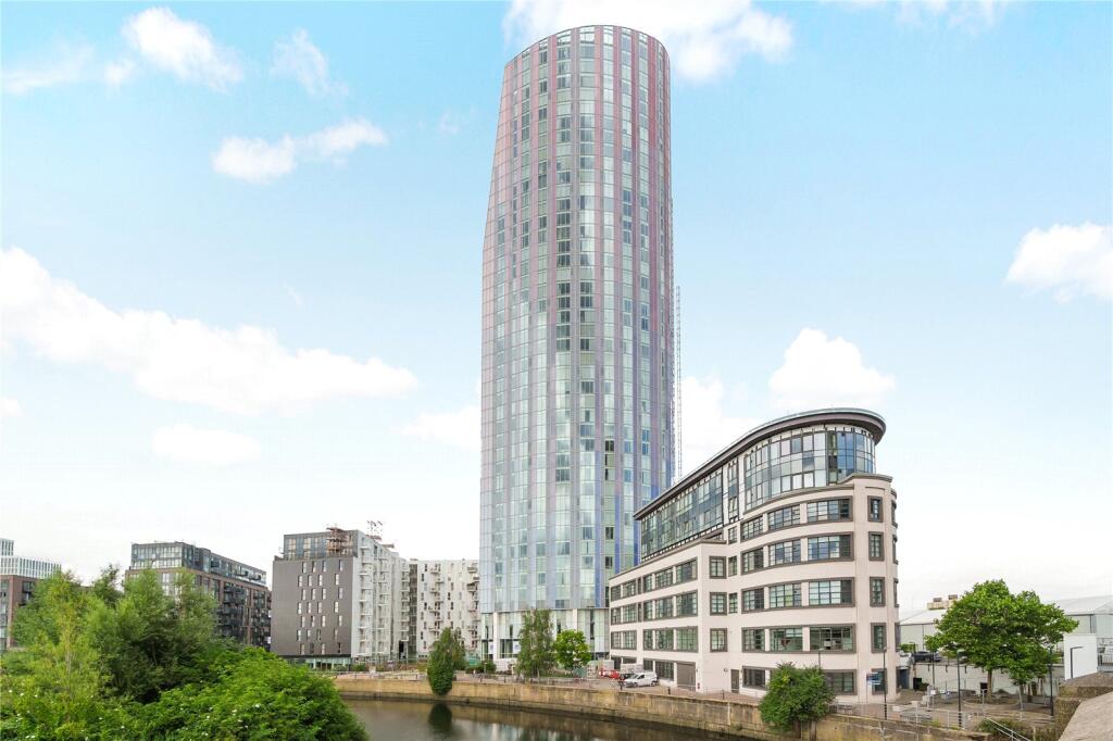 Main image of property: 158 High Street, London, E15