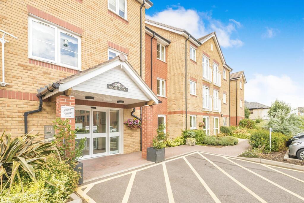 1-bed flat on Goodes Court, Baldock Road, Royston, Herts, SG8 5FF, £90,000