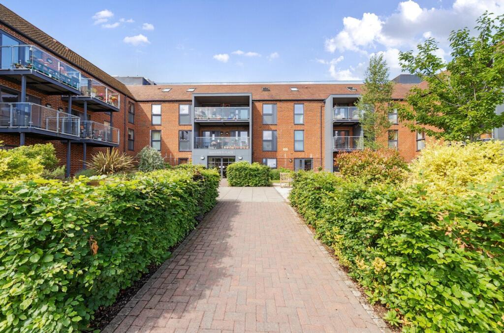 2-bed house on Wayfarer Place, The Dean, Alresford, SO24, £350,000