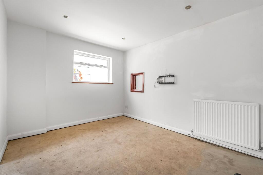 House in Guildford, Worplesdon - More
