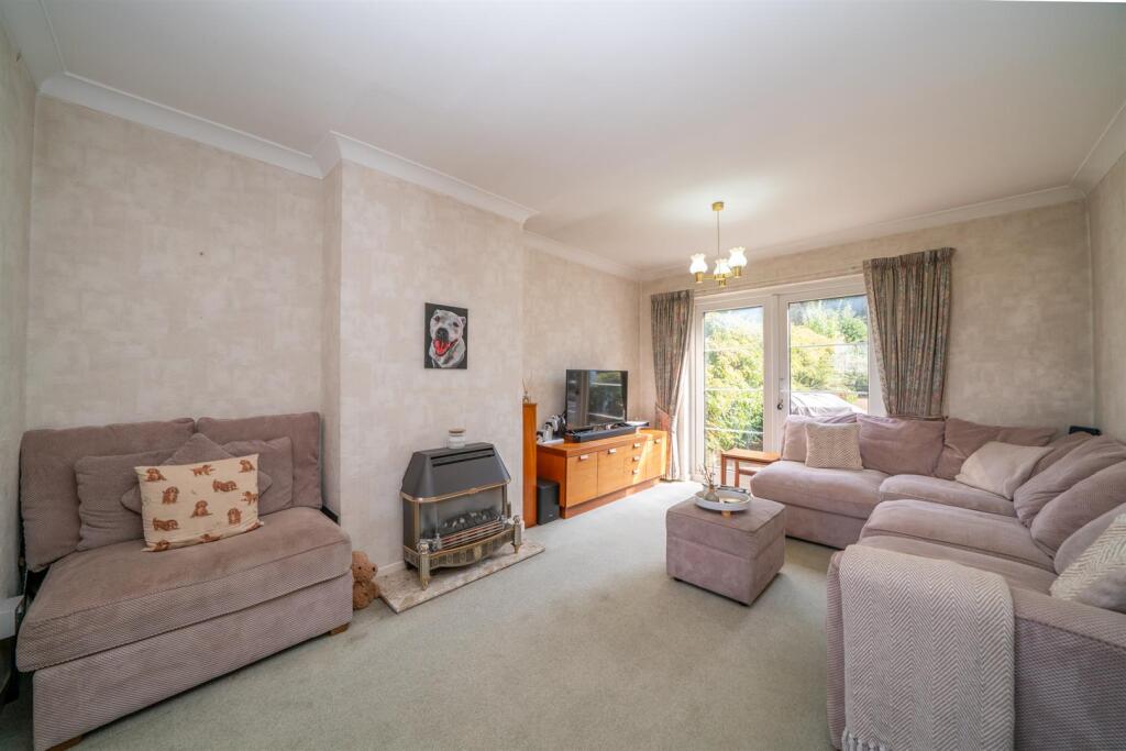 House in Dacorum, Bennetts End - More