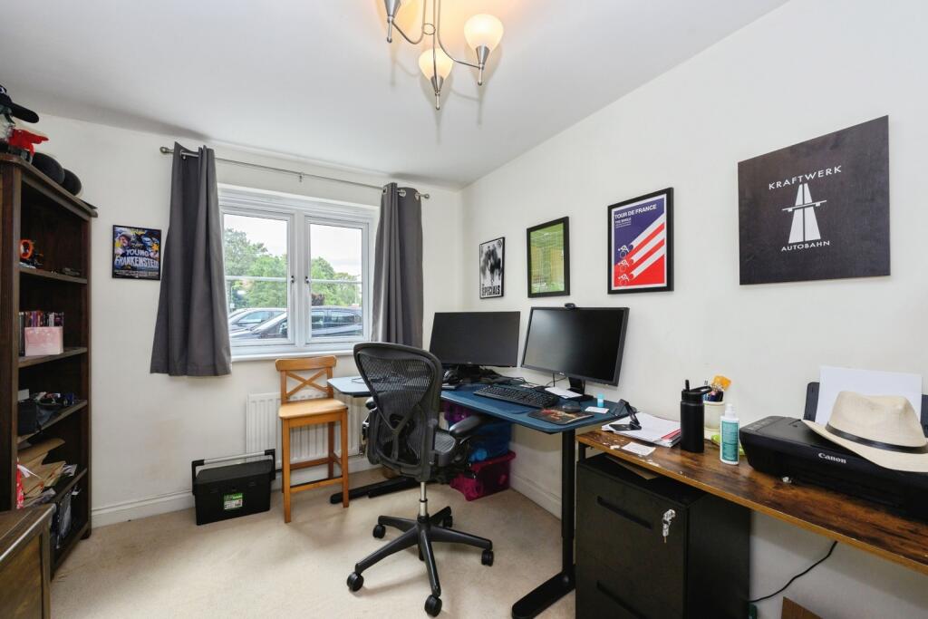 Apartment in Reigate and Banstead, Surrey - More