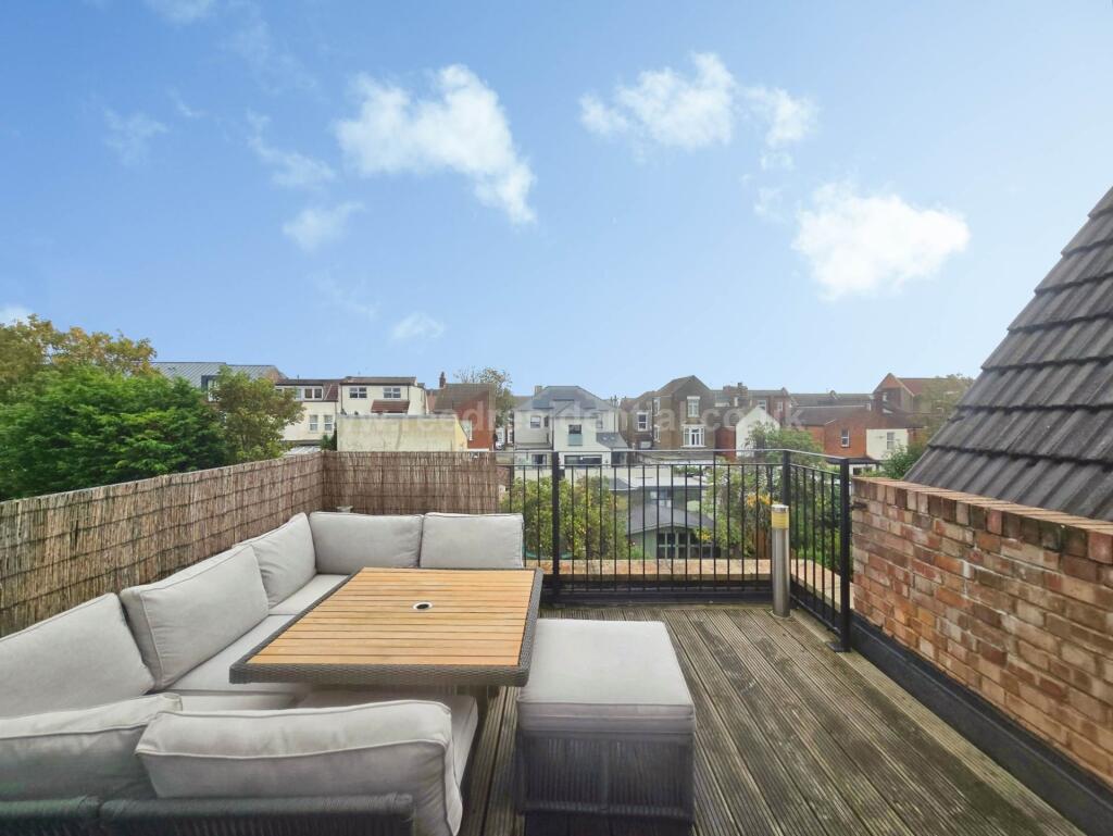 Apartment in Southend-on-Sea - View 2