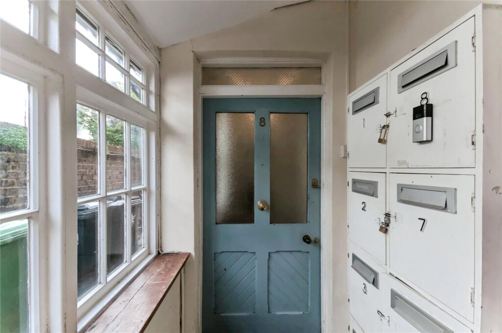 Apartment in Eastbourne, East Sussex - View 3