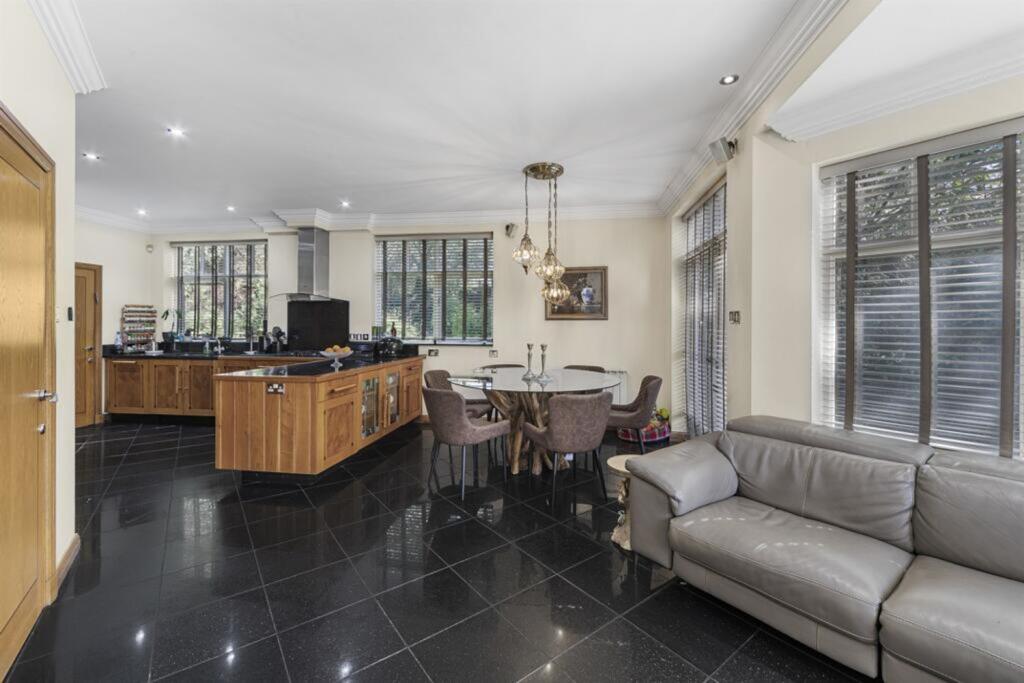 Alan Drive, Hale, WA15 – pohled 6