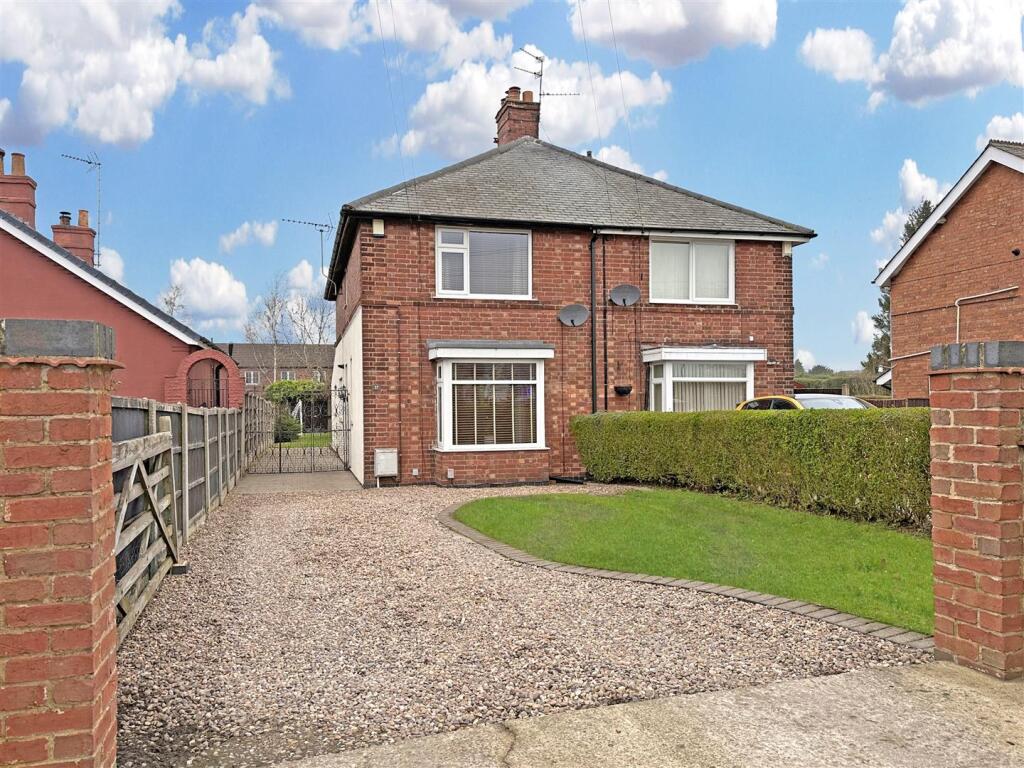 3-bed semi-detached on Lincoln Road, Newark, £240,000