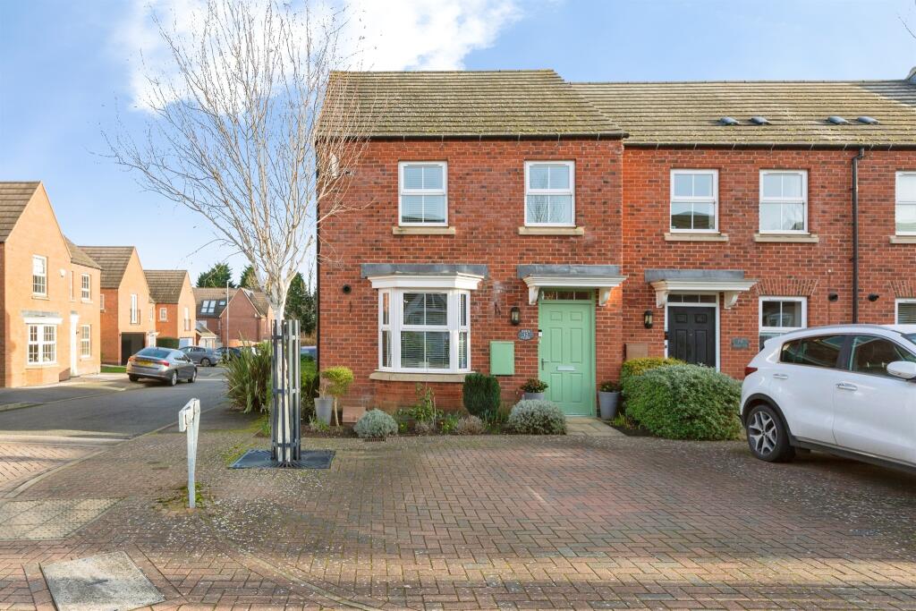 3-bed semi-detached on Paris Close, Hinckley, £105,000