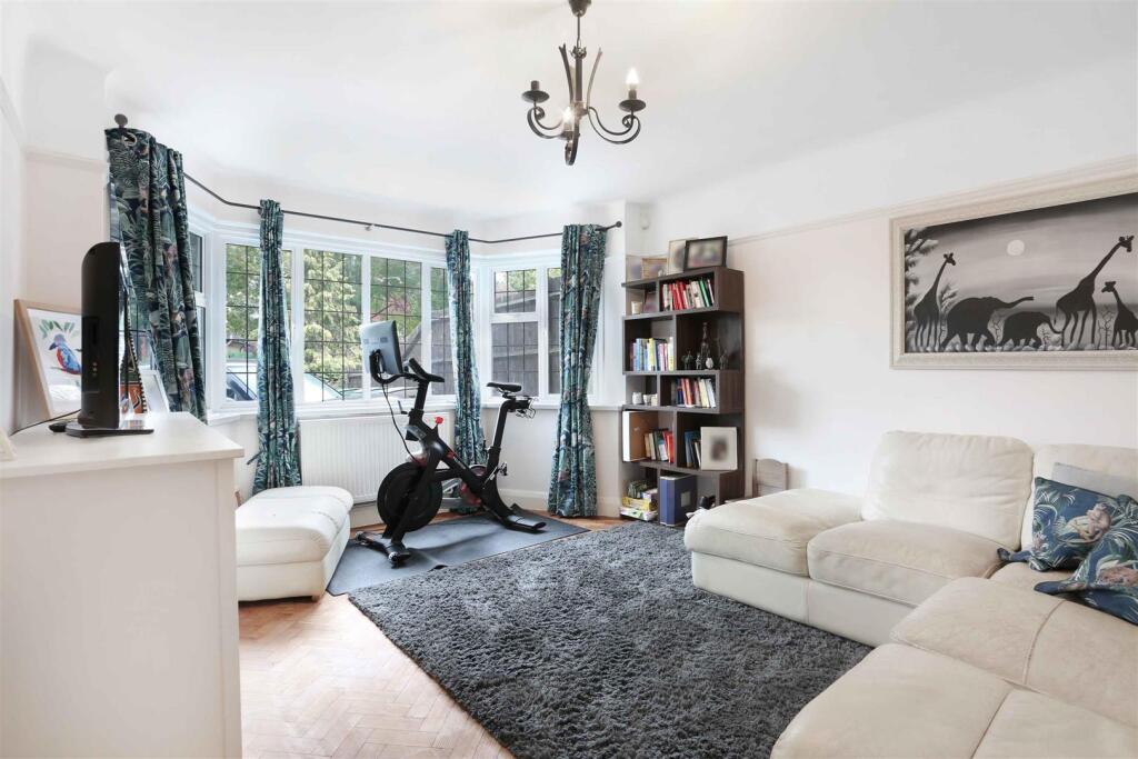 House in London, Carshalton Beeches - More