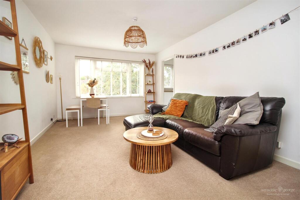 Apartment in Reading, The Triangle, Tilehurst - View 5