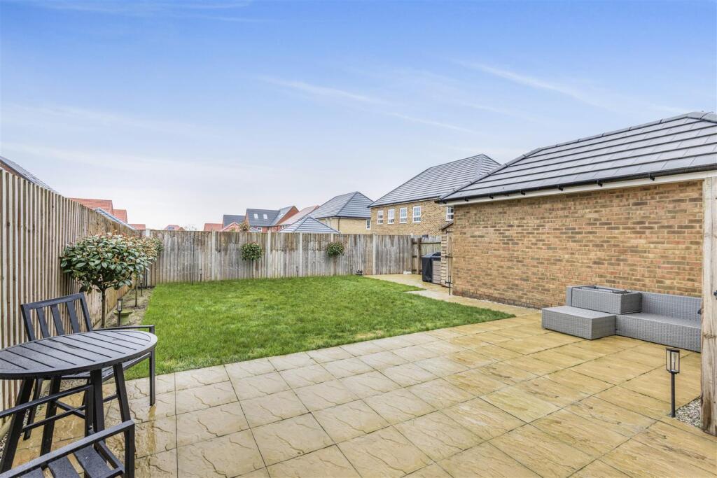 Blackwater Drive, Dunmow, Essex photo 4