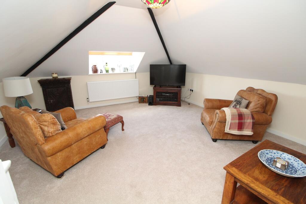House in Newport Pagnell, Tickford End - View 4