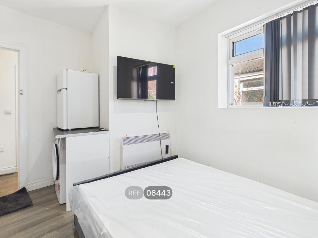 Apartment in Hull - View 4