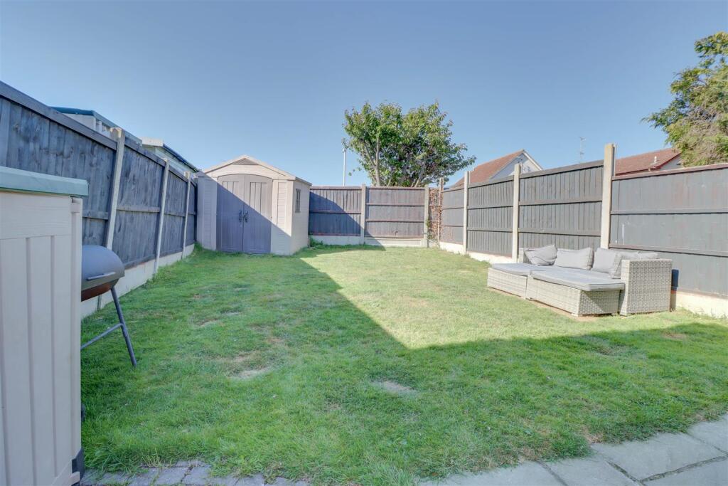 Elizabeth Drive, Wickford photo 2