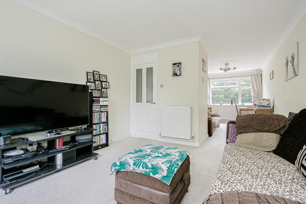 Apartment in Reigate and Banstead, Banstead - More