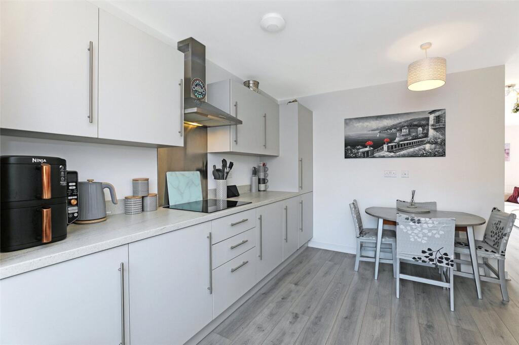 Staithes Drive, Wakefield, WF1 photo 2