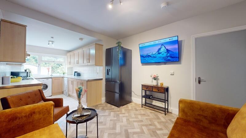 6 bedroom semi-detached house for rent