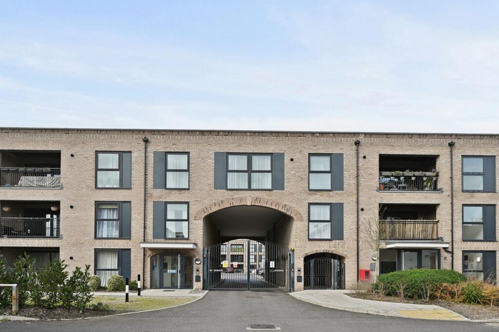 2-bed flat on Bourne Court, South Ruislip, HA4, £450,000