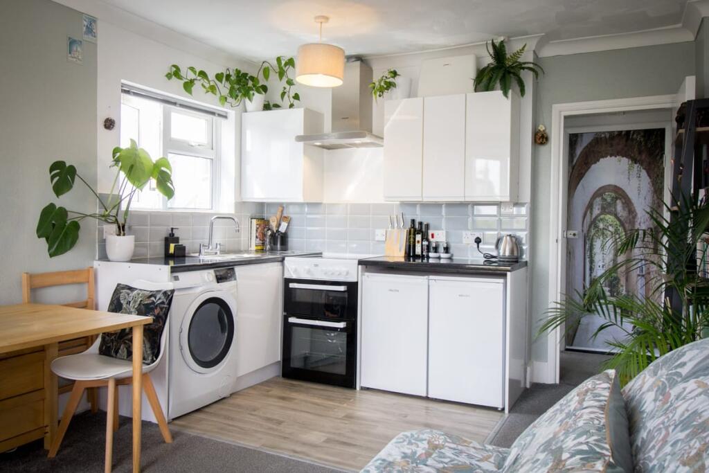 Apartment in Worthing, West Sussex - View 2