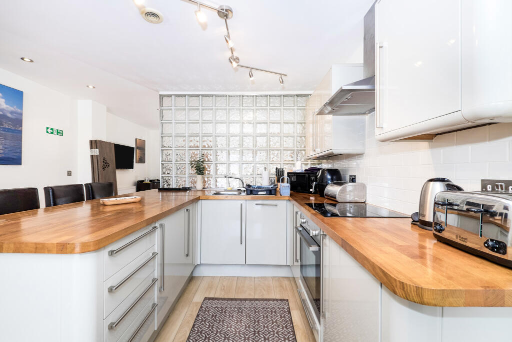 Apartment in Truro - View 4