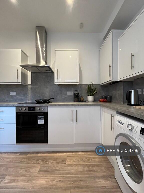 House in Oldham, Cowhill, Werneth - More