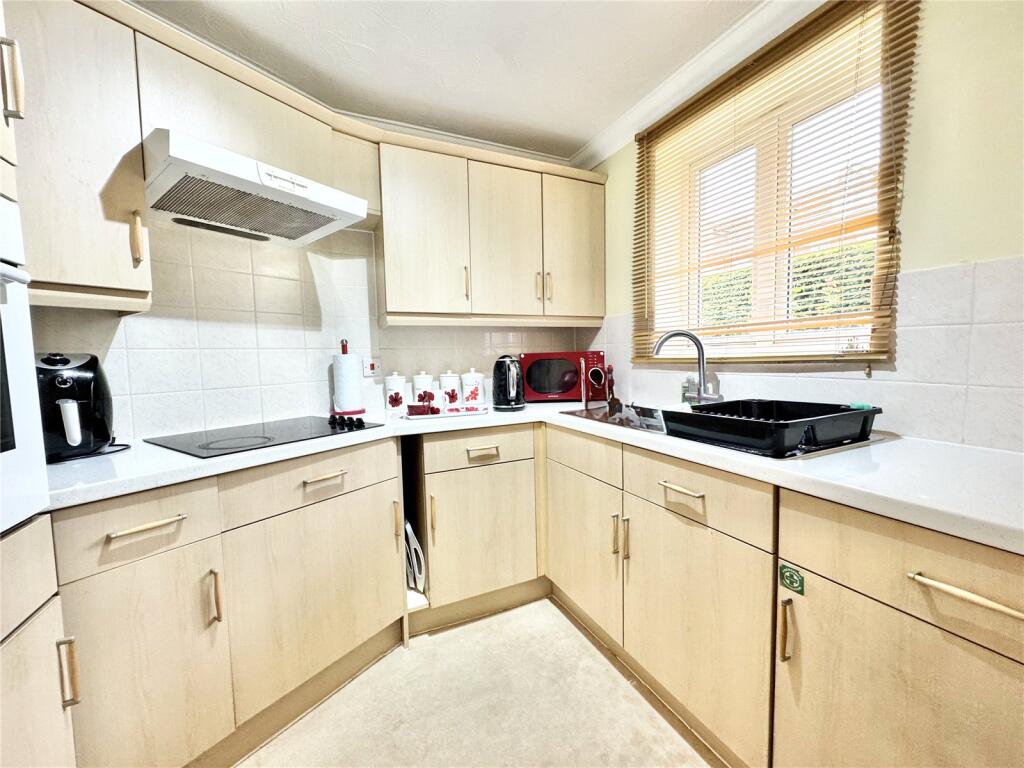 Victoria Road, Farnborough, Hampshire, GU14 photo 3