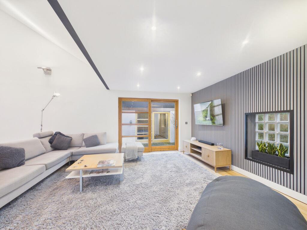 Cornmoor Road, Whickham, NE16 - More